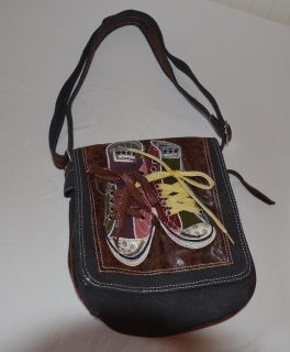 Tasche mit Chucks und Schnürsenkeln