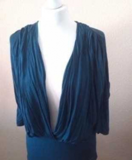 Super schönes Oberteil, Wasserfallausschnitt, petrol