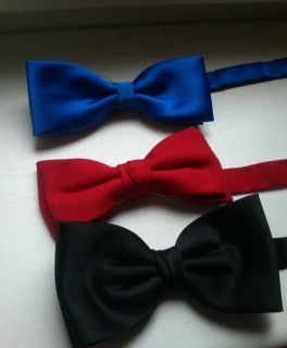 Drei Herren Fliegen / bow tie in rot, schwarz und blau