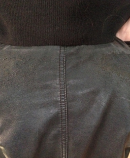 Schwarze Lederjacke mit goldenem Reißverschluss