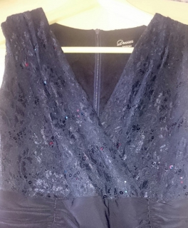 Langes dunkelblaues Abendkleid