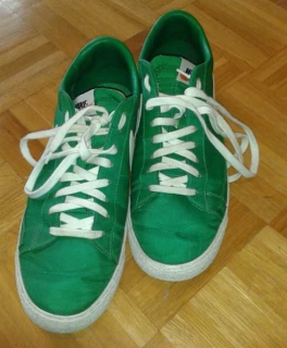 grüne Nike Sneaker im Vintage Look