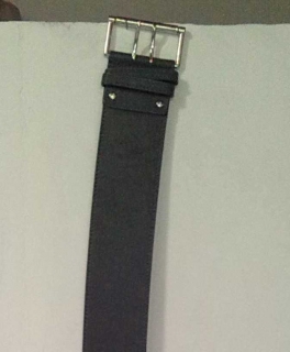 Grauer Gürtel mit zwei Schnallen