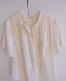 Bluse in weiß/beige mit schwarzen Punkten 