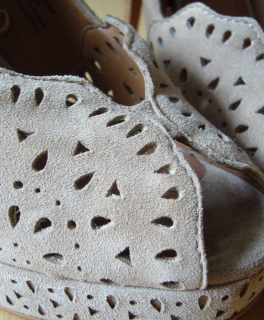 Ziegenleder Peeptoes/Pumps mit Lasercut Verzierungen - Zara -