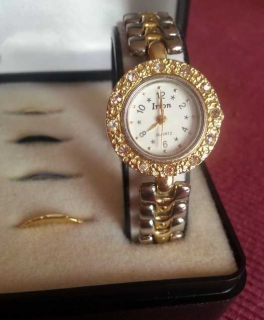 Neue und ungetragene Quarzuhr Wechseluhr in gold blau schwarz weiß Silber / Quartz 