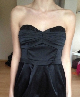 Schwarzes trägerloses Abendkleid 