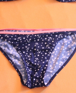 Blauer BandeauBikini mit Ankern