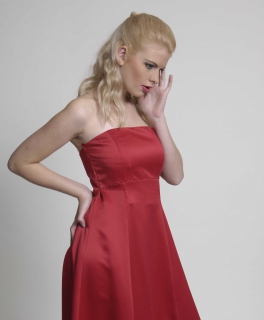 elegantes rotes Abendkleid