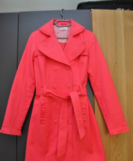 Verspielter Übergangsmantel in koralle