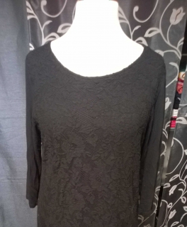 Schwarzes Kleid mit Spitze