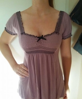 Lila Shirt mit Balkonausschnitt