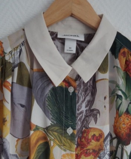 Bunte Bluse mit weißem Kragen