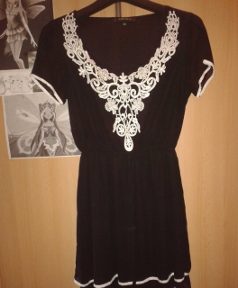 Süßes, schwarzes Kleid mit Spitzeneinsatz