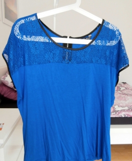 Cooles Shirt mit Spitze und Lederimitat
