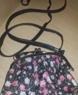 Schwarze Blumen Umhängtasche 