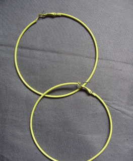 Gelbe Creolen zu verschenken