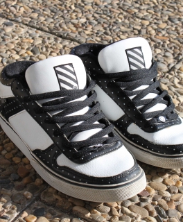 Gepunktete Circa Schuhe Sneakers Schwarz Weiß Dot + weiße Schnürsenkel