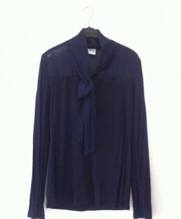 dunkelblaues Longsleve mit Schleife