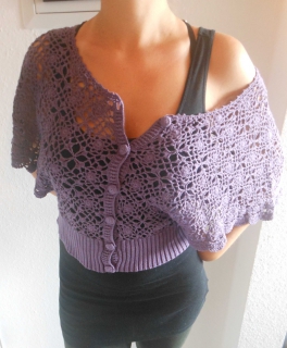 Lila Strickjäckchen mit Fledermausärmeln