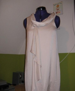 Rosa Cocktailkleid mit ungewöhnlichem Kragen