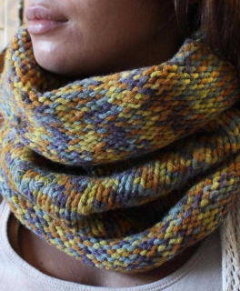 Selbstgestrickte, kuschelige Loops