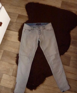 hellblaue Röhrenjeans