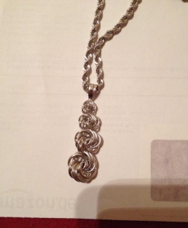 schönes Silberkettchen mit verschnörkeltem Anhänger 