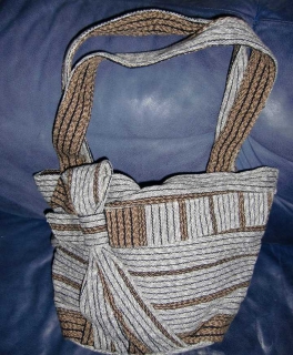 graue Handtasche, handarbeit