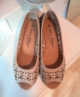 Beige Peeptoe Ballerinas mit schönem Muster Gr. 40/41