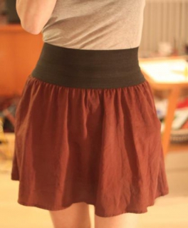 Brauner Rock mit schwarzem Bund von Vila