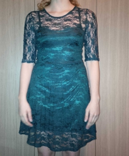 dunkelgrünes feines Spitzenkleid
