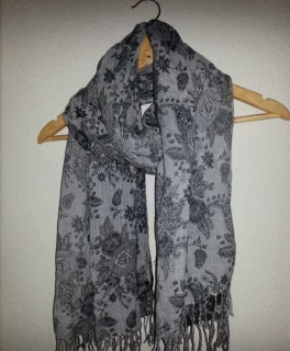 Kuscheliger XL Schal mit Blumenmuster