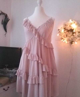 Romantisches rosa Kleid mit rüschen