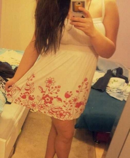 Weißes Kleid mit roten blumen