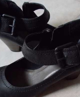 Schöne schlichte hohe Schuhe mit Riemen