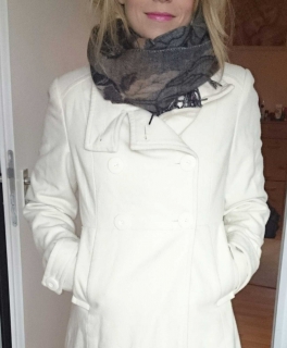 Weißer, trendiger Mantel 