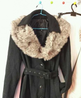 Langer Mantel mit abnehmbaren Fellkragen