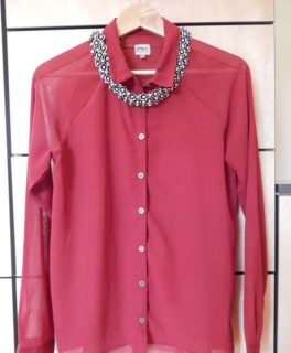 Rote Hemdbluse mit Cut Outs