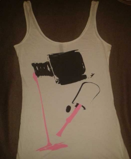 Weißes Tanktop mit Nagellack Aufdruck