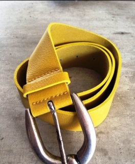 Gelber Ledergürtel