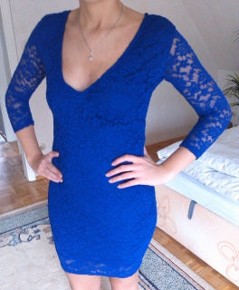 Blaues Spitzenkleid mit langen Ärmeln