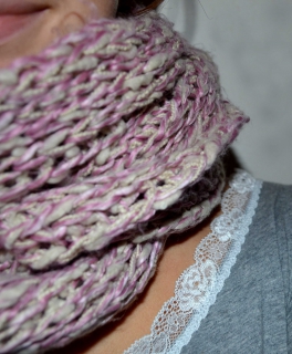 Kuscheliger Rundschal Rosa-Weiss