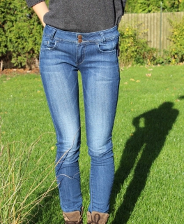 Schlichte blaue Röhrenjeans