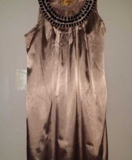 Schönes satin Kleid mit schwarzen Perlen