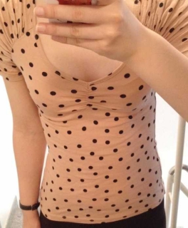 NEUES Süßes Figurbetonendes Rosa Schwarz-Gepunktetes T-Shirt mit Puffärmeln von H&M