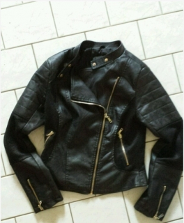 Schwarze Lederjacke