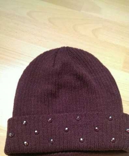 Dunkelrote Mütze mit Nieten