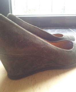 Dunkelgrüne offene Schuhe mit Absatz!