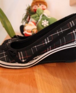 Schwarz-gemusterte Schuhe mit Keilabsatz